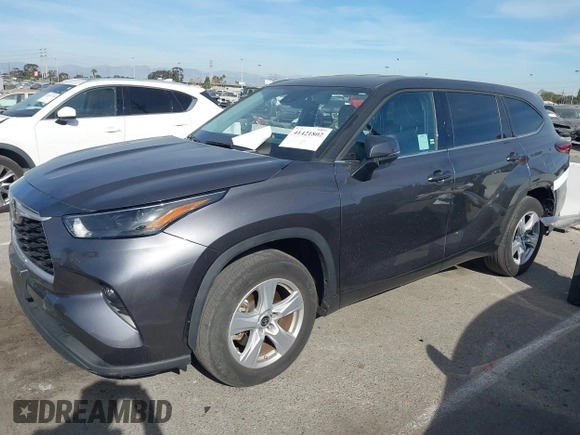 2022 Toyota Highlander LE with VIN 5TDZZRAH4NS096760, listed as a IAAI auction lot 41421802 with 28,379 mi miles and . Bid and sale history available at DreamBid. Image 2.