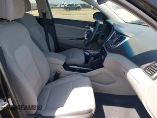 2017 Hyundai Tucson Sport z VIN KM8J33A23HU490270, wystawiony jako IAAI lot #42042967 z przebiegiem 121 660 mil mil oraz . Historia ofert i sprzedaży dostępna na DreamBid. Obrazek 5.