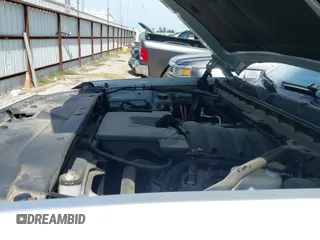 2018 Chevrolet Silverado 1500 LT z VIN 3GCUKREC1JG605953, wystawiony jako IAAI lot #42796586 z przebiegiem 84 693 mil mil oraz . Historia ofert i sprzedaży dostępna na DreamBid. Obrazek 18.