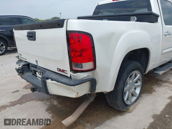 2011 GMC Sierra 1500 Denali z VIN 3GTP2XE21BG190501, wystawiony jako IAAI lot #42062627 z przebiegiem 152 820 mil mil oraz . Historia ofert i sprzedaży dostępna na DreamBid. Obrazek 14.