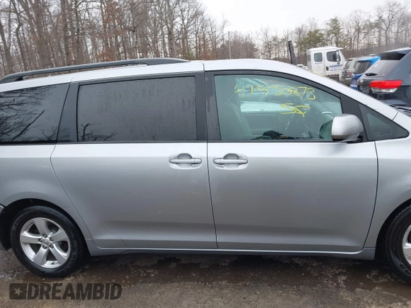 2017 Toyota Sienna LE Auto Access Seat with VIN 5TDKZ3DC4HS898051, listed as a IAAI auction lot 41530873 with 117,576 mi miles. Bid and sale history available at carsss.com. Image 13.