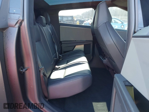 2024 Tesla Cybertruck z VIN 7G2CEHEDXRA022640, wystawiony jako IAAI lot #41423630 z przebiegiem 18 474 mil mil oraz . Historia ofert i sprzedaży dostępna na DreamBid. Obrazek 8.