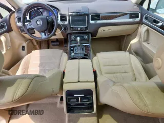 2013 Volkswagen Touareg Exec z VIN WVGEF9BP3DD012463, wystawiony jako Copart lot #57499915 z przebiegiem 104 981 mil mil oraz Szkody całkowita. Historia ofert i sprzedaży dostępna na DreamBid. Obrazek 8.