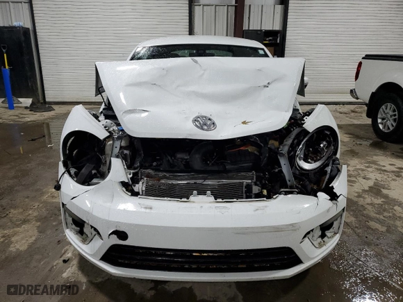 2018 Volkswagen Beetle S with VIN 3VWFD7AT0JM706297, listed as a Copart auction lot 81989394 with 39,393 mi miles and Salvage Title. Bid and sale history available at carsss.com. Image 5.
