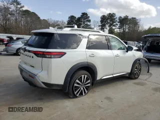 2023 Nissan Pathfinder Platinum z VIN 5N1DR3DGXPC272592, wystawiony jako Copart lot #46348395 z przebiegiem 27 669 mil mil oraz Szkoda całkowita • Salvage title. Historia ofert i sprzedaży dostępna na DreamBid. Obrazek 3.