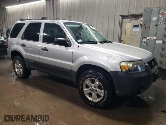 2005 Ford Escape XLT z VIN 1FMYU93145KA20050, wystawiony jako Copart lot #76794024 z przebiegiem 98 559 mil mil oraz Szkoda całkowita • Salvage title. Historia ofert i sprzedaży dostępna na DreamBid. Obrazek 4.