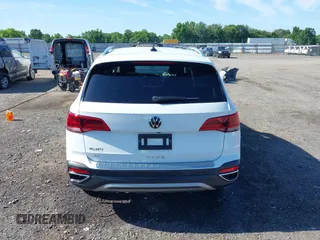 2022 Volkswagen Taos SE z VIN 3VVRX7B2XNM076678, wystawiony jako IAAI lot #42323230 z przebiegiem 23 619 mil mil oraz . Historia ofert i sprzedaży dostępna na DreamBid. Obrazek 16.