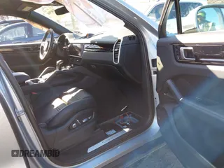 2021 Porsche Cayenne z VIN WP1BA2AY8MDA42886, wystawiony jako IAAI lot #41465968 z przebiegiem 17 062 mil mil oraz . Historia ofert i sprzedaży dostępna na DreamBid. Obrazek 5.