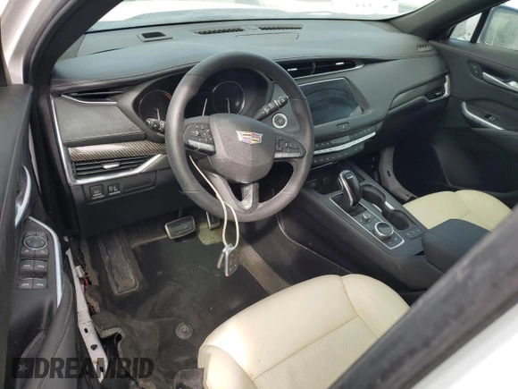 2022 Cadillac XT4 FWD Sport z VIN 1GYFZER44NF118862, wystawiony jako Copart lot #55231775 z przebiegiem 14 983 mil mil oraz Nie do naprawy • Non repairable. Historia ofert i sprzedaży dostępna na DreamBid. Obrazek 8.