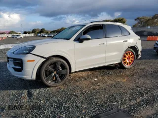 2024 Porsche Cayenne z VIN WP1AA2AY7RDA03399, wystawiony jako Copart lot #42403415 z przebiegiem 24 319 mil mil oraz Szkoda całkowita • Salvage title. Historia ofert i sprzedaży dostępna na DreamBid. Obrazek 1.