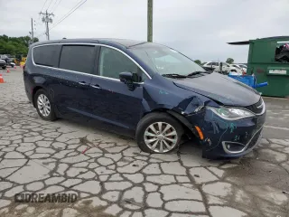 2019 Chrysler Pacifica Touring Plus z VIN 2C4RC1FG7KR700776, wystawiony jako Copart lot #55738835 z przebiegiem 113 502 mil mil oraz Szkoda całkowita • Salvage title. Historia ofert i sprzedaży dostępna na DreamBid. Obrazek 4.