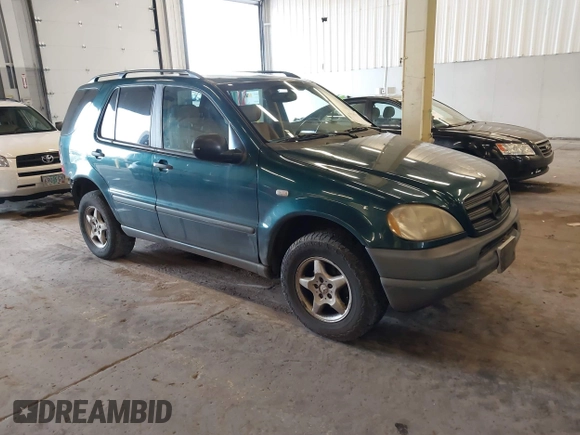 1998 Mercedes-Benz M-Class with VIN 4JGAB54E1WA011086, listed as a IAAI auction lot 41534717 with 186,273 mi miles. Bid and sale history available at carsss.com. Image 1.