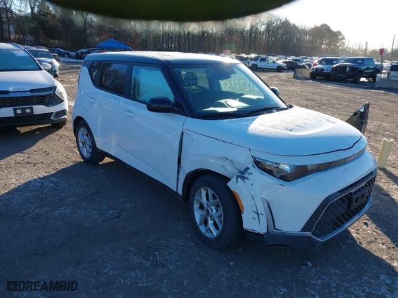 2024 Kia Soul LX with VIN KNDJ23AU4R7229481, listed as a IAAI auction lot 41270129 with 6,141 mi miles. Bid and sale history available at carsss.com. Image 1.