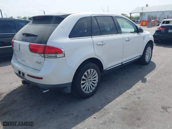 2011 Lincoln MKX with VIN 2LMDJ6JK4BBJ33136, listed as a IAAI auction lot 41824811 with 185,804 mi miles. Bid and sale history available at carsss.com. Image 4.