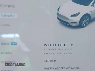 2022 Tesla Model Y Long Range z VIN 7SAYGDEE8NF374636, wystawiony jako IAAI lot #41545669 z przebiegiem 41 965 mil mil oraz . Historia ofert i sprzedaży dostępna na DreamBid. Obrazek 7.