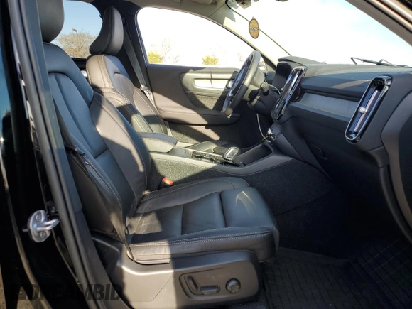 2023 Volvo XC40 Plus Dark Theme с VIN YV4L12UW5P2912803, выставлен на аукционе Copart как лот 49516625 с пробегом 15 303 миль миль и Списание • Salvage title. История ставок и продаж доступна на DreamBid. Изображение 7.