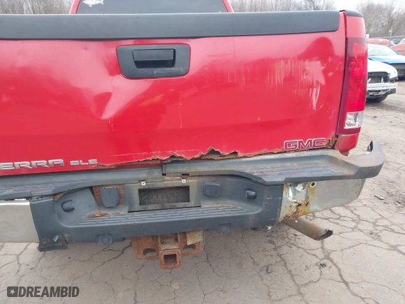 2011 GMC Sierra 2500HD SLE with VIN 1GT220CG8BZ134636, listed as a IAAI auction lot 41726133 with 147,118 mi miles. Bid and sale history available at carsss.com. Image 6.