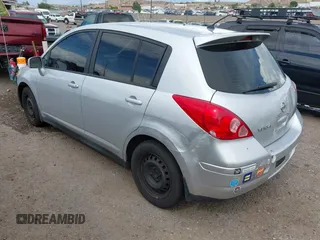 2009 Nissan Versa S z VIN 3N1BC13E39L368169, wystawiony jako IAAI lot #42465712 z przebiegiem 208 652 mil mil oraz . Historia ofert i sprzedaży dostępna na DreamBid. Obrazek 3.