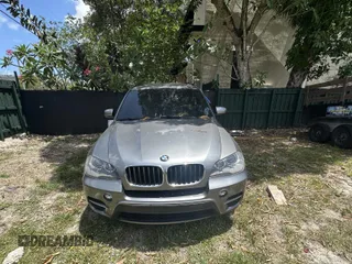 2013 BMW X5 xDrive35i z VIN 5UXZV4C56D0G52619, wystawiony jako IAAI lot #41990893 z przebiegiem 107 080 mil mil oraz . Historia ofert i sprzedaży dostępna na DreamBid. Obrazek 6.