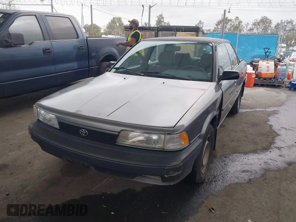 1990 Toyota Camry DLX z VIN 4T1SV21E7LU248206, wystawiony jako IAAI lot #41793635 z przebiegiem 83 550 mil mil oraz . Historia ofert i sprzedaży dostępna na DreamBid. Obrazek 2.