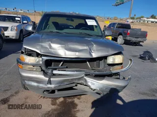 2000 GMC New Sierra 1500 SL with VIN 2GTEC19V6Y1136571, listed as a IAAI auction lot 41043650 with 206,367 mi miles. Bid and sale history available at carsss.com. Image 12.