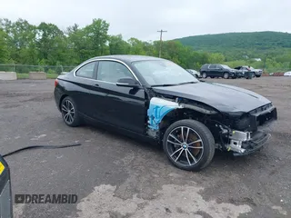 2020 BMW 2 Series 230i xDrive z VIN WBA2J3C02L7E63806, wystawiony jako IAAI lot #42270821 z przebiegiem 28 277 mil mil oraz . Historia ofert i sprzedaży dostępna na DreamBid. Obrazek 1.