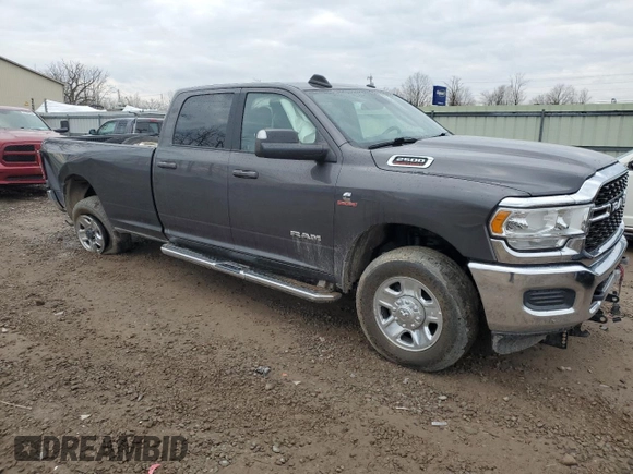 2022 Ram 2500 Big Horn z VIN 3C6UR5JL0NG239202, wystawiony jako Copart lot #53045565 z przebiegiem 64 839 mil mil oraz Szkoda całkowita • Salvage title. Historia ofert i sprzedaży dostępna na DreamBid. Obrazek 4.