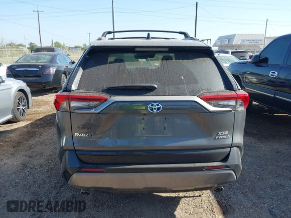2021 Toyota RAV4 Hybrid XSE z VIN 2T3E6RFV8MW006805, wystawiony jako IAAI lot #41973250 z przebiegiem 77 483 mil mil oraz . Historia ofert i sprzedaży dostępna na DreamBid. Obrazek 16.
