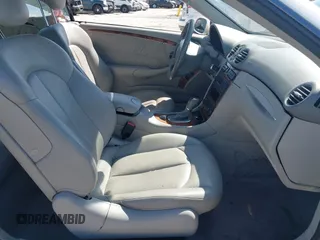 2004 Mercedes-Benz CLK 320 z VIN WDBTK65GX4T018556, wystawiony jako IAAI lot #41546296 z przebiegiem 100 585 mil mil oraz . Historia ofert i sprzedaży dostępna na DreamBid. Obrazek 5.