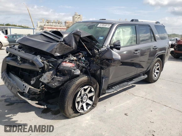 2018 Toyota 4Runner SR5 z VIN JTEBU5JR6J5485820, wystawiony jako Copart lot #57053075 z przebiegiem Nie podano mil oraz Szkoda całkowita • Salvage title. Historia ofert i sprzedaży dostępna na DreamBid. Obrazek 1.