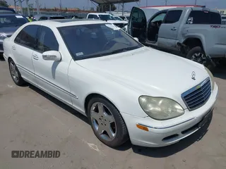 2004 Mercedes-Benz S 500 z VIN WDBNG75J54A418550, wystawiony jako IAAI lot #42444566 z przebiegiem 152 597 mil mil oraz . Historia ofert i sprzedaży dostępna na DreamBid. Obrazek 1.