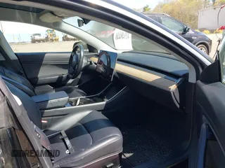 2018 Tesla Model 3 Long Range Battery z VIN 5YJ3E1EB6JF086612, wystawiony jako IAAI lot #42149440 z przebiegiem 101 170 mil mil oraz . Historia ofert i sprzedaży dostępna na DreamBid. Obrazek 5.