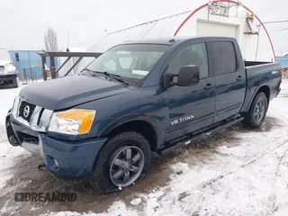 2015 Nissan Titan SV z VIN 1N6AA0ECXFN507260, wystawiony jako IAAI lot #41203612 z przebiegiem 103 000 mil mil oraz . Historia ofert i sprzedaży dostępna na DreamBid. Obrazek 18.