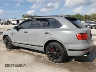 2017 Bentley Bentayga W12 z VIN SJAAC2ZV9HC015680, wystawiony jako Copart lot #46197784 z przebiegiem Nie podano mil oraz . Historia ofert i sprzedaży dostępna na DreamBid. Obrazek 2.