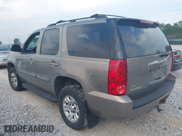 2007 GMC Yukon SLT with VIN 1GKFK13077J337862, listed as a IAAI auction lot 39675655 with 200,800 mi miles. Bid and sale history available at carsss.com. Image 3.
