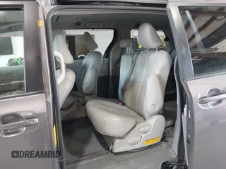 2011 Toyota Sienna XLE AAS z VIN 5TDYK3DC9BS086170, wystawiony jako IAAI lot #42596944 z przebiegiem 156 813 mil mil oraz . Historia ofert i sprzedaży dostępna na DreamBid. Obrazek 8.