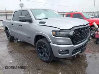 2025 Ram 1500 Big Horn z VIN 1C6SRFFPXSN511394, wystawiony jako IAAI lot #41876934 z przebiegiem 10 869 mil mil oraz . Historia ofert i sprzedaży dostępna na DreamBid. Obrazek 1.