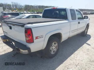 2006 Chevrolet Silverado 1500 LT1 with VIN 2GCEK19B061108884, listed as a IAAI auction lot 42072137 with 299,000 mi miles. Bid and sale history available at carsss.com. Image 4.