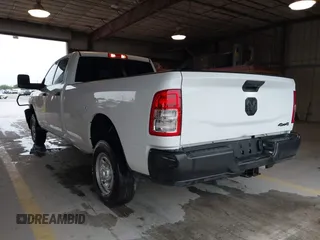 2023 Ram 2500 Tradesman z VIN 3C6UR5HJ0PG610057, wystawiony jako IAAI lot #42385008 z przebiegiem 21 105 mil mil oraz . Historia ofert i sprzedaży dostępna na DreamBid. Obrazek 3.