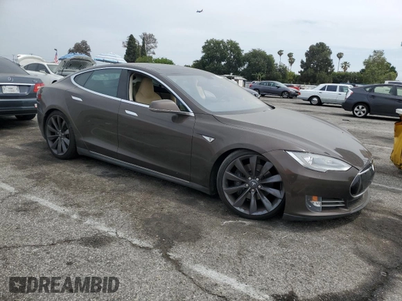2013 Tesla Model S Performance z VIN 5YJSA1DP0DFP18285, wystawiony jako Copart lot #58437215 z przebiegiem 130 059 mil mil oraz Czysty tytuł • Clean title. Historia ofert i sprzedaży dostępna na DreamBid. Obrazek 4.