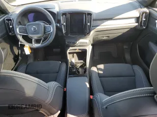 2024 Volvo XC40 Plus z VIN YV4ER3XL8R2244524, wystawiony jako Copart lot #67771074 z przebiegiem 1 357 mil mil oraz Czysty tytuł • Clean title. Historia ofert i sprzedaży dostępna na DreamBid. Obrazek 8.