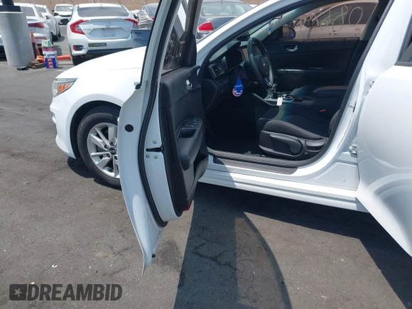 2018 Kia Optima LX z VIN 5XXGT4L32JG213616, wystawiony jako IAAI lot #42408629 z przebiegiem 130 163 mil mil oraz . Historia ofert i sprzedaży dostępna na DreamBid. Obrazek 5.
