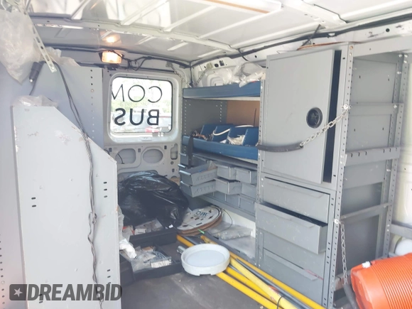2014 Ford Econoline Cargo Commercial z VIN 1FTNE2ELXEDA12338, wystawiony jako IAAI lot #42119983 z przebiegiem 99 394 mil mil oraz . Historia ofert i sprzedaży dostępna na DreamBid. Obrazek 17.