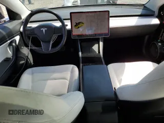 2020 Tesla Model 3 Long Range z VIN 5YJ3E1EBXLF795689, wystawiony jako Copart lot #56703555 z przebiegiem 62 556 mil mil oraz Szkoda całkowita • Salvage title. Historia ofert i sprzedaży dostępna na DreamBid. Obrazek 8.
