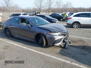 2023 Toyota Camry SE z VIN 4T1G11BK7PU077382, wystawiony jako IAAI lot #41785765 z przebiegiem 34 953 mil mil oraz . Historia ofert i sprzedaży dostępna na DreamBid. Obrazek 1.