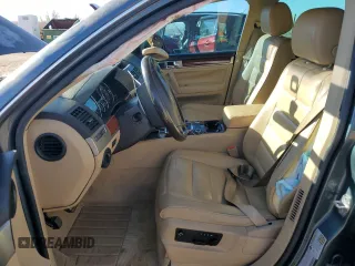 2004 Volkswagen Touareg z VIN WVGEM77L64D051760, wystawiony jako Copart lot #87044304 z przebiegiem Nie podano mil oraz Szkoda całkowita • Salvage title. Historia ofert i sprzedaży dostępna na DreamBid. Obrazek 7.
