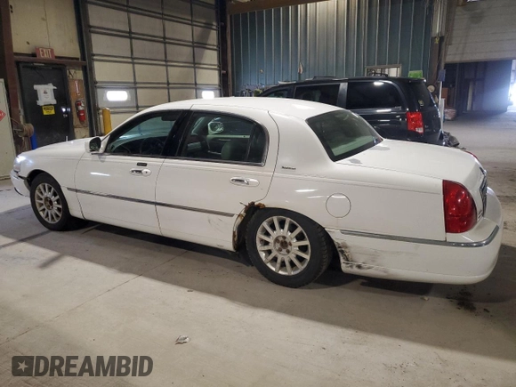 2007 Lincoln Town Car Signature с VIN 1LNHM81V97Y631594, выставлен на аукционе Copart как лот 54314315 с пробегом 293 930 миль миль и Списание • Salvage title. История ставок и продаж доступна на DreamBid. Изображение 2.