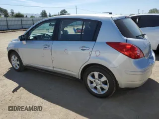 2008 Nissan Versa S z VIN 3N1BC13E38L410791, wystawiony jako Copart lot #56428195 z przebiegiem 79 999 mil mil oraz Szkoda całkowita • Salvage title. Historia ofert i sprzedaży dostępna na DreamBid. Obrazek 2.