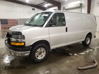 2015 Chevrolet Express Cargo z VIN 1GCWGFCF9F1116132, wystawiony jako Copart lot #50924125 z przebiegiem 147 150 mil mil oraz Szkoda całkowita • Salvage title. Historia ofert i sprzedaży dostępna na DreamBid. Obrazek 1.