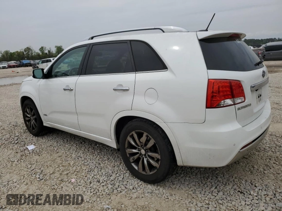 2013 Kia Sorento SX z VIN 5XYKWDA22DG321598, wystawiony jako Copart lot #50453715 z przebiegiem 123 778 mil mil oraz Czysty tytuł • Clean title. Historia ofert i sprzedaży dostępna na DreamBid. Obrazek 2.